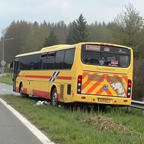 ônibus bate contra barreira de proteção