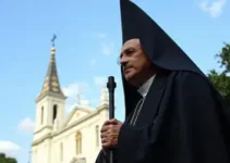 padre excomungado