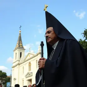 padre excomungado