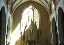 padre excomungado pelo Vaticano